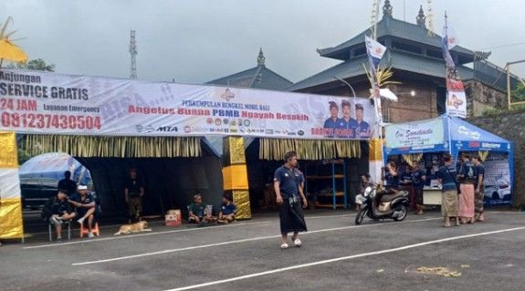 Perkumpulan Bengkel Mobil Bali (PBMB) Kembali Ngayah Layani Pamedek yang Tangkil ke Pura Agung Besakih